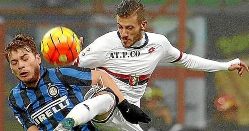 Diogo lucha un balón con la elástica del Genoa Diogo lucha un balón con la elástica del Genoa