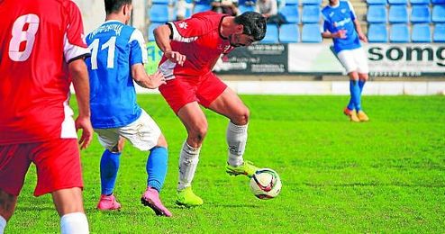 En la imagen, el azulino Ezequiel, autor del 1-0, presiona al central alcalareño Álex Hornillo. En la imagen, el azulino Ezequiel, autor del 1-0, presiona al central alcalareño Álex Hornillo.