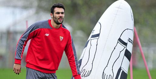 Vicente Iborra, durante un entrenamiento del Sevilla F.C. Vicente Iborra, durante un entrenamiento del Sevilla F.C.