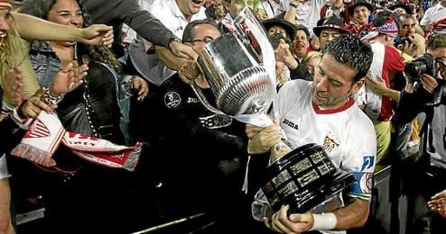 Palop sostiene la última Copa del Rey, en 2010. Palop sostiene la última Copa del Rey, en 2010.