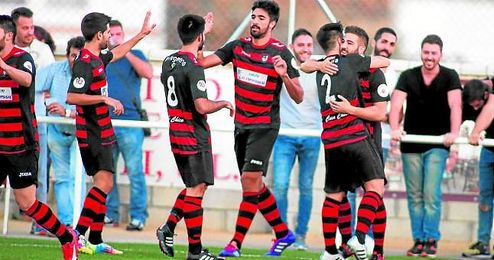 El rojinegro Juan Antonio (centro) festeja con sus compañeros un gol en la presente temporada. El rojinegro Juan Antonio (centro) festeja con sus compañeros un gol en la presente temporada.