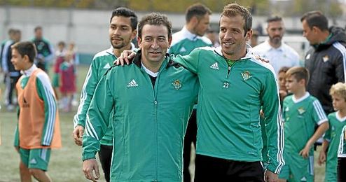 A Rafael van der Vaart no paran de salirle pretendientes; tras el Antalyaspor, el PAOK. A Rafael van der Vaart no paran de salirle pretendientes; tras el Antalyaspor, el PAOK.