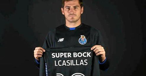 Íker Casillas, posando con la camiseta de su actual equipo, el Oporto. Íker Casillas, posando con la camiseta de su actual equipo, el Oporto.