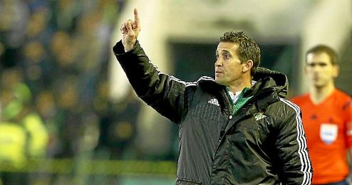 Merino da unas indicaciones en la banda del Villamarín. Merino da unas indicaciones en la banda del Villamarín.