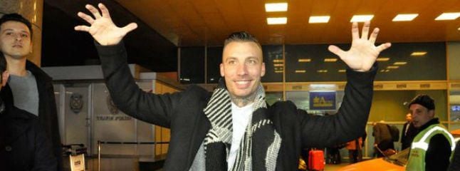 Alexis llegó a Turquía aclamado por los aficionados otomanos Alexis llegó a Turquía aclamado por los aficionados otomanos