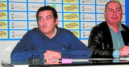 En primer plano, el vicepresidente blanquiazul Alonso Arias; a su lado, el directo Rafael Repetto. En primer plano, el vicepresidente blanquiazul Alonso Arias; a su lado, el directo Rafael Repetto.