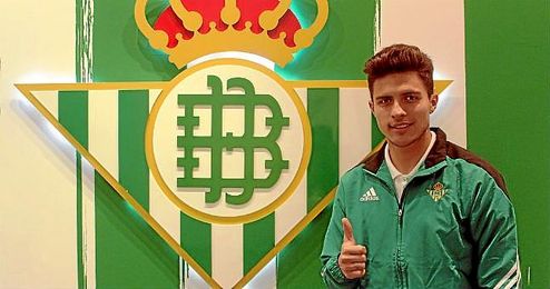 Narváez posa en las oficinas del Benito Villamarín. Narváez posa en las oficinas del Benito Villamarín.