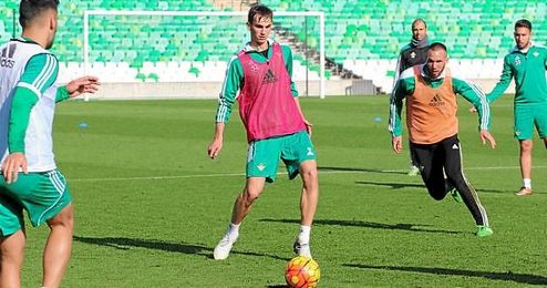 Imagen de Fabián durante el entrenamiento de hoy en el Villamarín. Imagen de Fabián durante el entrenamiento de hoy en el Villamarín.