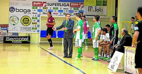 El técnico del Real Betis FSN, José Vidal, da instrucciones a sus jugadores durante un encuentro de esta temporada. El técnico del Real Betis FSN, José Vidal, da instrucciones a sus jugadores durante un encuentro de esta temporada.