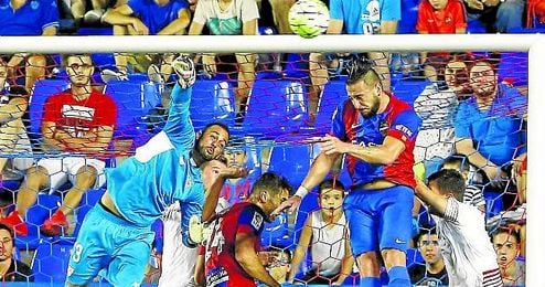La última aparición de Beto en la portería del Sevilla fue contra el Levante. La última aparición de Beto en la portería del Sevilla fue contra el Levante.