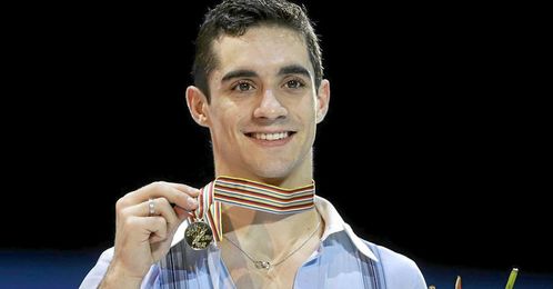 Javier Fernández posa con su flamante medalla de oro. Javier Fernández posa con su flamante medalla de oro.