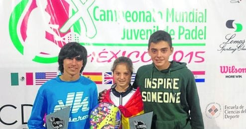 Los sevillanos Carlos López, Marta y Sergio Borrero, durante el Campeonato Mundial Juvenil de pádel. Los sevillanos Carlos López, Marta y Sergio Borrero, durante el Campeonato Mundial Juvenil de pádel.