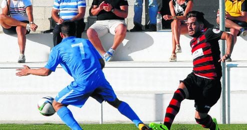Tano golpea el esférico en un lance ante el San Roque, con la elástica del Gerena, su ex equipo. Tano golpea el esférico en un lance ante el San Roque, con la elástica del Gerena, su ex equipo.