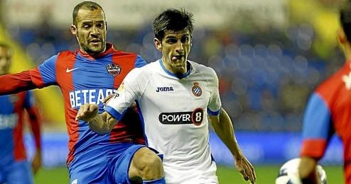 Juanfran no viaja con el Levante para jugar ante el Sevilla. Juanfran no viaja con el Levante para jugar ante el Sevilla.