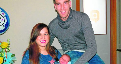 Adrián San Miguel y su esposa Tamara Mariscal posan con su nuevo hijo Adrián San Miguel y su esposa Tamara Mariscal posan con su nuevo hijo