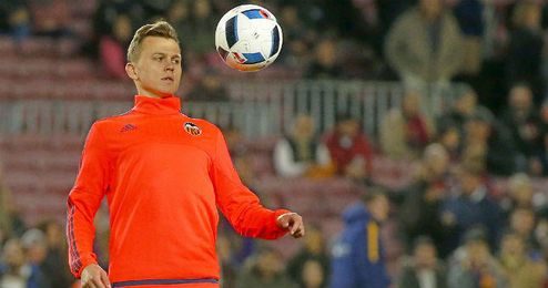 Cheryshev calienta en el descanso del Barça-Valencia. Cheryshev calienta en el descanso del Barça-Valencia.