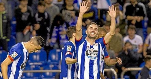 Lucas Pérez celebra un gol. Lucas Pérez celebra un gol.