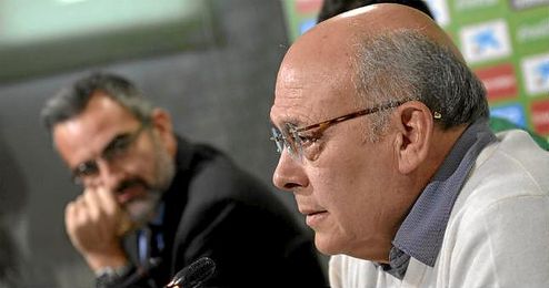 Ollero, durante su comparecencia junto a Macià. Ollero, durante su comparecencia junto a Macià.