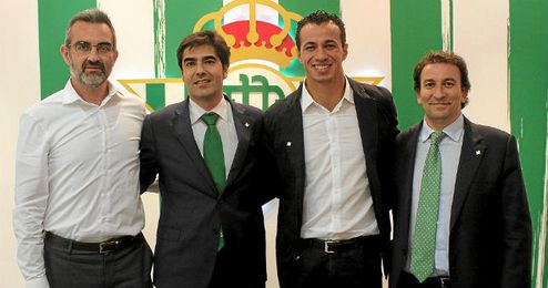 El delantero brasileño posa con el director deportivo y los dos consejeros delegados del Betis.