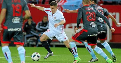 Gameiro, en un lance del choque ante el Celta. Gameiro, en un lance del choque ante el Celta.