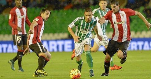 Rubén Castro, intentando zafarse de Beñat en el partido de ida. Rubén Castro, intentando zafarse de Beñat en el partido de ida.