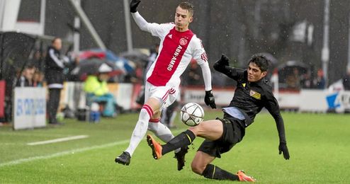 El Sevilla cayó ante el Ajax en Holanda. El Sevilla cayó ante el Ajax en Holanda.