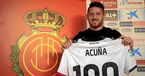 Acuña durante su presentación. Acuña durante su presentación.