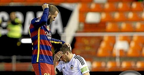 Aleix Vidal y Pablo Piatti, tras chocar. Aleix Vidal y Pablo Piatti, tras chocar.