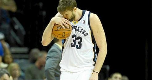 Podría costarle a Gasol la perdida de entre cuatro y seis meses de competición. Podría costarle a Gasol la perdida de entre cuatro y seis meses de competición.