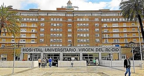 El bebé esta siendo atendido en el Hospital Virgen del Rocío. El bebé esta siendo atendido en el Hospital Virgen del Rocío.