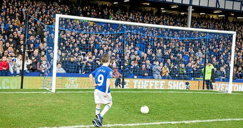 El joven George Shaw fue invitado a Goodison Park por Deulofeu. El joven George Shaw fue invitado a Goodison Park por Deulofeu.
