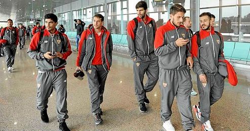 En la imagen, parte de la plantilla sevillista llegando al aeropuerto vigués. En la imagen, parte de la plantilla sevillista llegando al aeropuerto vigués.