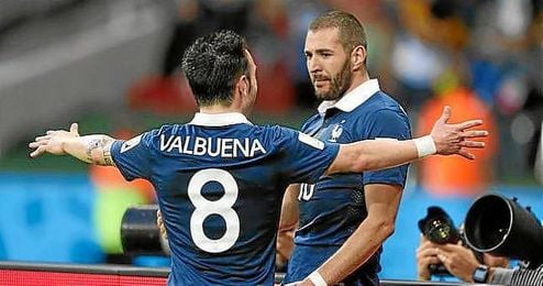 Valbuena y Benzema, durante un partido con la selección. Valbuena y Benzema, durante un partido con la selección.