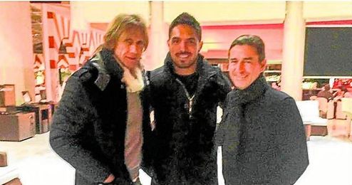 Vargas cenó junto a Ricardo Gareca y su ayudante, Sergio Santín. Vargas cenó junto a Ricardo Gareca y su ayudante, Sergio Santín.