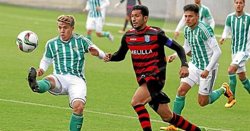 Lance del partido entre el Betis B y el Melilla. Lance del partido entre el Betis B y el Melilla.