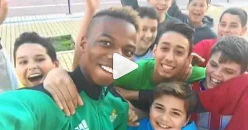 Algunos niños sorprendieron al belga con sus habilidades. Algunos niños sorprendieron al belga con sus habilidades.