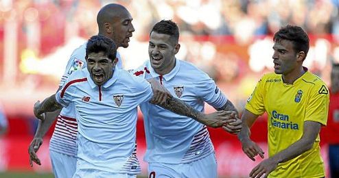 Vitolo celebra con Banega el 1-0 ante Las Palmas. Vitolo celebra con Banega el 1-0 ante Las Palmas.