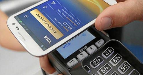 En la imagen, la forma de pago por tecnología NFC, que consiste en acercar el teléfono al TPV. En la imagen, la forma de pago por tecnología NFC, que consiste en acercar el teléfono al TPV.