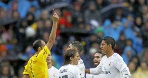 Varane, en el momento de su expulsión ante el Athletic. Varane, en el momento de su expulsión ante el Athletic.