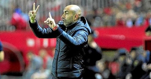 El ´Pichu´ Abelardo, dirigiendo un partido del Sporting de Gijón. El ´Pichu´ Abelardo, dirigiendo un partido del Sporting de Gijón.