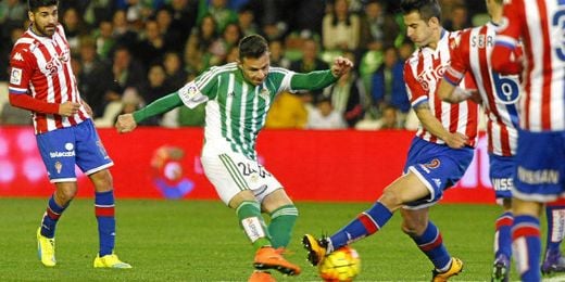 Rubén Castro, pegándole a puerta ante el Sporting. Rubén Castro, pegándole a puerta ante el Sporting.