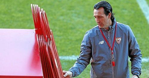 Emery, durante un entrenamiento del Sevilla. Emery, durante un entrenamiento del Sevilla.