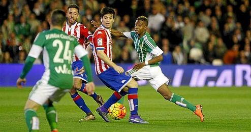 Charly Musonda Jr. busca el esférico ante la presencia del sportinguista Meré Charly Musonda Jr. busca el esférico ante la presencia del sportinguista Meré
