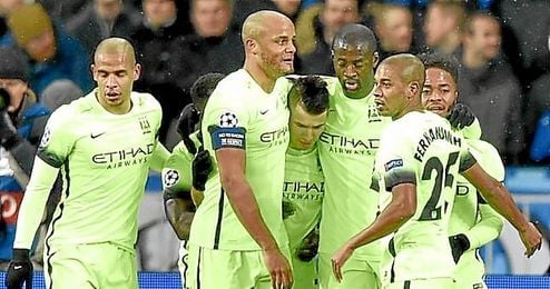 Los jugadores del City celebra en primero gol, obra de Agüero. Los jugadores del City celebra en primero gol, obra de Agüero.