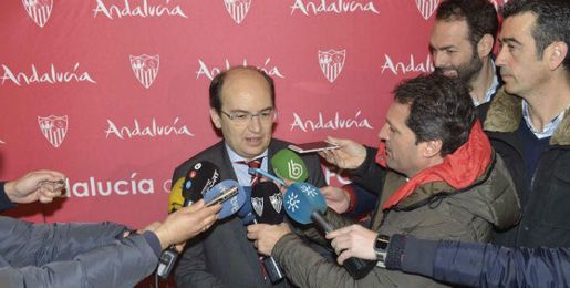 José Castro, atendiendo a los medios en el aeropuerto. José Castro, atendiendo a los medios en el aeropuerto.