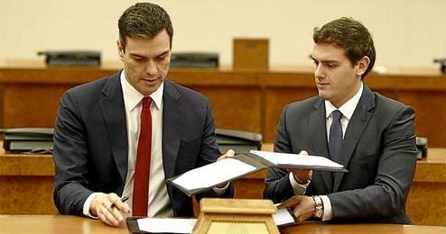 En la imagen, Pedro Sánchez y Albert Rivera firmando su acuerdo. En la imagen, Pedro Sánchez y Albert Rivera firmando su acuerdo.