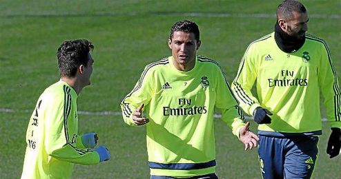 En la imagen, Benzema participando en el entrenamiento en Valdebebas junto a Cristiano y Kovacic. En la imagen, Benzema participando en el entrenamiento en Valdebebas junto a Cristiano y Kovacic.