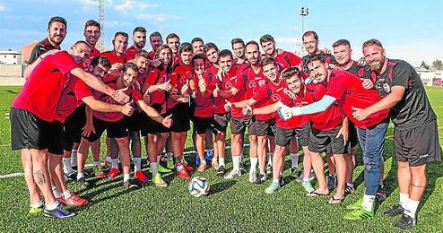 José Juan Romero, con los jugadores del Gerena. José Juan Romero, con los jugadores del Gerena.
