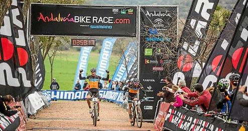 Sally Bigham y Katrin Leumanl, ganadoras en categoría femenina. Sally Bigham y Katrin Leumanl, ganadoras en categoría femenina.