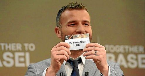 Frei saca la bola del Basilea. Frei saca la bola del Basilea.